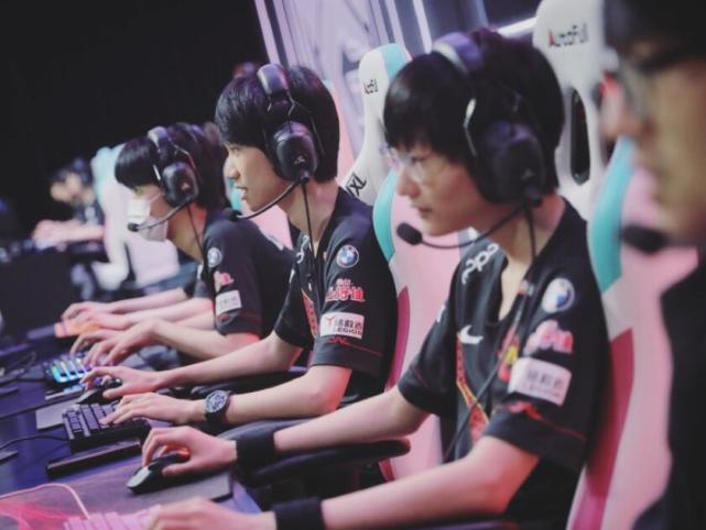 他在攻防两 他在攻防两