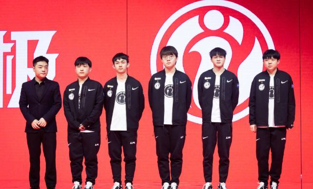 足球比赛中 足球比赛中